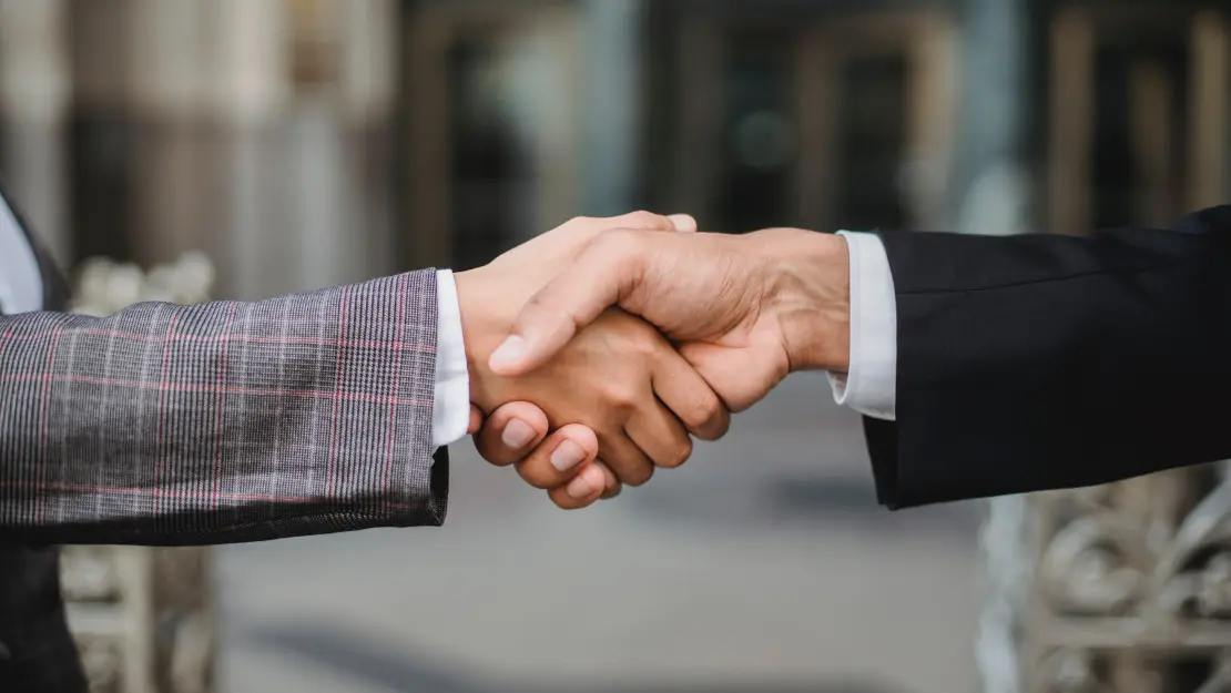Image of a business buyer and seller shaking hands in agreement